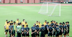 Paul Munster memimpin latihan Persebaya di Lapangan Thor pada Minggu, 23 Februari 2025. (Sumber: Instagram @persebayaofficial)