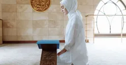 Ilustrasi membaca Al-Qur'an di bulan Ramadhan (Sumber: Pexels/Thirdman)