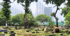 Suasana di TPU Rawa Kopi, Jakarta Barat, yang masih ramai didatangi peziarah, Senin, 24 Februari 2025. (Sumber: Poskota/Pandi Ramedhan)