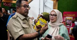 Wakil Gubernur Jakarta, Rano Karno, saat menemui pelaku UMKM dan mencoba mencicipi salah satu produk makanan di Bazar Jakarta Entrepreneur di Balai Kota, Jakarta, Senin, 24 Januari 2025. (Sumber: Poskota/Bilal Nugraha Ginanjar)
