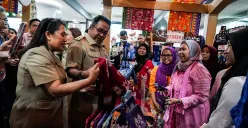 Wakil Gubernur Jakarta, Rano Karno, saat menemui pelaku UMKM di Bazar Jakarta Entrepreneur di Balai Kota, Jakarta, Senin, 24 Januari 2025. (Sumber: Poskota/Bilal Nugraha Ginanjar)