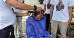 Warga Kampung Alar Jiban saat menggunduli kepala dalam aksi cukur rambut massal, usai penahanan Kepala Desa Kohod Arsin bin Sanip. (Sumber: Poskota/Veronica Prasetio)