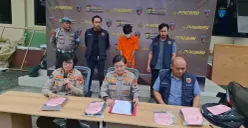 Pelaku begal payudara dihadirkan dalam konferensi pers di Mapolsek Pesanggrahan. Kepada polisi, pemuda berinisial BS itu mengaku telah beraksi sebanyak tiga kali. (Sumber: Poskota/Angga Pahlevi)