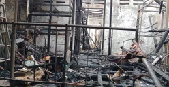 Mess karyawan terbakar di samping gedung Harco Glodok, Tamansari, Jakarta Barat. (Sumber: Poskota/Pandi Ramedhan)