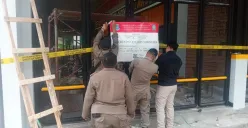 Satpol PP Kota Tangerang Selatan saat melakukan penyegelan bangunan Mie Gacoan. (Sumber: Dok. Satpol PP Kota Tangerang Selatan)