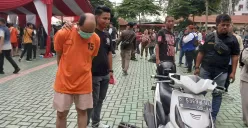 Pelaku pemerasan dan barang bukti saat diamankan di Polres Tangerang Selatan, Selasa, 25 Februari 2025. (Sumber: Poskota/Veronica Prasetyo)