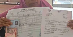 pencairan saldo dana bansos PKH BPNT Rp600.000 di kantor pos. (Sumber: Poskota/Faiz)