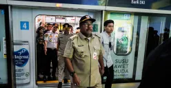 Wakil Gubernur DKI Jakarta berjalan keluar dari kereta MRT menuju Halte Transjakara Bundaran HI Astra, Selasa, 25 Februari 2025. (Sumber: Poskota/Bilal Nugraha Ginanjar)