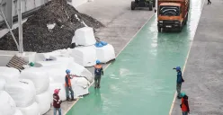 Petugas mengolah limbah dari sampah plastik di Refuse Derived Fuel (RDF) Plant Rorotan, Jakarta Utara. (Sumber: Poskota/Bilal Nugraha Ginanjar)