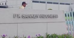 Petugas keamanan pabrik saat melintas di PT Sanken Indonesia, di kawasan MM2100, Cikarang Barat, Kabupaten Bekasi. (Sumber: Dok. Warga)