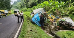 Truk bermuatan 5 ton telur terguling di jalan raya Cirata, Kecamatan Maniis, Kabupaten Purwakarta, Selasa, 25 Februari 2025. (Sumber: Dok. Humas Polres Purwakarta)