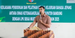 Wakil Bupati Bandung, Ali Syakieb saat memberi pesan kepada peserta pelatihan bahasa Jepang di Kecamatan Rancaekek, Kabupaten Bandung, Selasa, 25 Februari 2025. (Sumber: Dok. Pemkab Bandung)