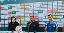 Pelatih PSIM Yogyakarta, Erwan Hendarwanto bersama Sunni Hizbullah, di konferensi pers jelang partai final Liga 2 lawan Bhayangkara FC. (Foto: psimjogja.id)