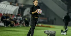 Pelatih Persebaya, Paul Munster berada di ujung tanduk jelang laga melawan Persib Bandung. (Foto: persebaya.id)