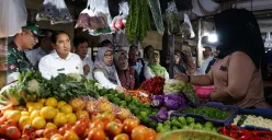 Wakil Walikota Depok, Chandra Rahmansyah bersama Dandim 0508 Depok, sidak harga bahan pokok di Pasar Cisalak, Rabu 26 Februari 2025. (Sumber: Dok. Humas Pemkot Depok)