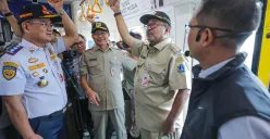 Wakil Gubernur Jakarta, Rano Karno saat mencoba transportasi publik. (Sumber: Dok. Diskominfotik Jakarta)