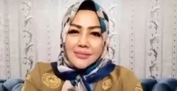 Kepala Desa Kabupaten Bogor Wiwin Komalasari tertawa geli usai menerima nasi kotak. (Sumber: Instagram :@medsos_rame)