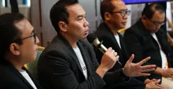 Direktur Digital Business Telkom Muhamad Fajrin Rasyid (kedua dari kiri) saat membahas mengenai pengembangan teknologi Artificial Intelligence (AI) di Jakarta, Rabu, 26 Februari 2025. (Sumber: Dok. Telkom)