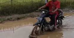 Sejumlah pengendara roda dua saat melintas di jalan rusak di Desa Cimoyan, Kecamatan Pati, Pandeglang. (Sumber: Dok. Warga)