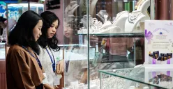 Harga emas perhiasan hari ini, Kamis, 9 April 2026 melonjak tajam. (Sumber: Poskota/Bilal Nugraha Ginanjar)