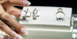 Harga emas perhiasan hari ini, Sabtu, 14 Maret 2026 kembali turun. (Sumber: Poskota/Bilal Nugraha Ginanjar)