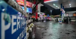 Pengandara sepeda motor saat mengisi Bahan Bakar Minyak (BBM) jenis Pertalite di satu di antara SPBU, di kawasan Jalan Palmerah, Jakarta, Kamis, 27 Februari 2025. (Sumber: Poskota/Bilal Nugraha Ginanjar)