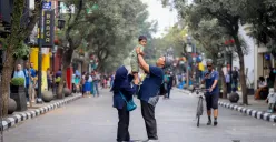 Sejumlah warga tengah menikmati suasana Jalan Braga, Kota Bandung. (Sumber: Dok. Diskominfo Kota Bandung)