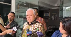 Kapuspenkum Kejagung Harli Siregar memberikan keterangan kepada awak media terkait korupsi tata kelola minyak mentah anak usaha PT Pertamina, Jumat, 28 Februari 2025. (Sumber: Poskota/Ali Mansur)