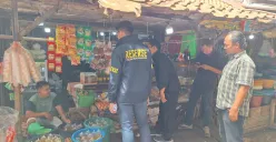 Tim Satgas Pangan mengecek ketersediaan dan harga sembako di Pasar Ciruas. (Sumber: Dok. Satgas Pangan Polres Serang)