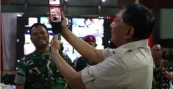 Presiden RI Prabowo Subianto menyapa ribuan prajurit TNI yang bertugas di Papua melalui video call dari handphone Menteri Pertahanan Sjafrie Sjamsoeddin. (Sumber: Instagram sjafrie.sjamsoeddin)