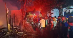 Bangunan rumah semi permanan dan bedeng di Cilincing, Jakut, terbakar akibat petasan, Rabu 1 Januari 2025. (Foto: Damkar)