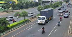 Aktivitas kendaraan yang melintas di Jalan Ahmad Yani, Kota Bekasi, Rabu, 1 Januari 2025. (Sumber: Poskota/Ihsan Fahmi)