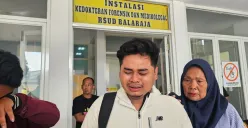 Rizky Agam, 24 tahun, anak dari IAR, 48 tahun, korban meninggal dunia dalam aksi penembakan di Rest Area Tol Tangerang-Merak saat ditemui di RSUD Balaraja. (Sumber: Poskota/Veronica)