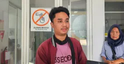 Agam Muhammad Nasrudin (26), anak salah seorang korban penembakan di RSUD Balaraja, Kabupaten Tangerang, Kamis, 2 Januari 2025. (Sumber: Poskota/Veronica Prasetyo)