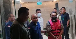 Petugas menggiring tersangka kasus korupsi di lingkungan Dinas Kebudayaan (Disbud) Jakarta yang bertindak sebagai pihak penyelenggara kegiatan (EO) fiktif, Gatot Arif Rahmadi, usai Press Conference di Kantor Kejati Jakarta. (Foto: Pandi)