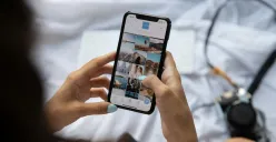 Membuat desain grafis menarik menggunakan aplikasi Canva di handphone Anda. (Sumber: Pexels/Plann)