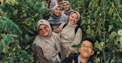 Pengunjung sedang berfoto di Kebun Jeruk Eptilu Garut (Sumber: Instagram/@eptilu.id)