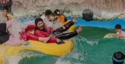 Pengunjung sedang menikmati kolam ombak (Sumber: Instagram/@sabdaalam.garut)