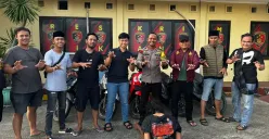 Tersangka Muhadi spesialis pencurian motor parkiran saat diamankan di Mapolsek Cikande. (Sumber: Dok Unit Reskrim Polsek Cikande)