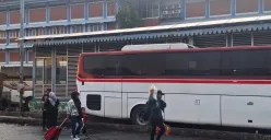 Sejumlah penumpang turun dari bus di Terminal Induk Bekasi, Minggu, 5 Januari 2025. (Sumber: (Poskota/Ihsan))