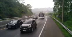 Beberapa kendaraan melintas di Tol Cipularang. (Sumber: Poskota/Muhamad Arip Apandi)