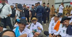 Sejumlah mantan Kades di Pandeglang saat ikut aksi demo perpanjangan masa jabatan. (Sumber: Dok. Apdesi Pandeglang)