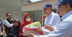 Seremoni penyaluran bansos pada lansia oleh Menteri Sosial, Gus Ipul (kanan). (Sumber: Dok. Kemensos)