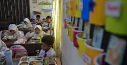 Siswa SDN Slipi 15 menyantap makanan dari program Makan Bergizi Gratis (MBG) Nasional di ruang kelas SDN Slipi 15, Jakarta Barat, Senin, 6 Januari 2025. (Poskota/ Bilal Nugraha Ginanjar)