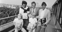 Wiel Coerver (tengah) bersama legenda sepak bola Johan Cruijff (kanan) dan Wim van Hanegem (kiri). (Sumber: X @Voetballegends1 | Foto: Nationaal Archief)