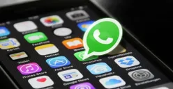 Ilustrasi cara lihat status WhatsApp tanpa ketahuan