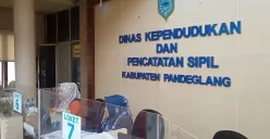 Sejumlah petugas layanan kependudukan di Disdukcapil Pandeglang saat melakukan aktivitas. (Sumber: Poskota/Samsul Fatoni)