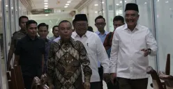 Wakil Ketua DPR, Sufmi Dasco Ahmad dan Ketua Komisi VIII DPR RI, Marwan Dasopang saat menuju ruang rapat Komisi VIII DPR. (Sumber: Poskota/Ahmad Merizal Sutomo)