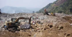 Eskavator menggali tanah di TPA Pasir Bajing untuk memuat sampah pada zona yang telah ditentukan. (Sumber: Diskominfo Kabupaten Garut)