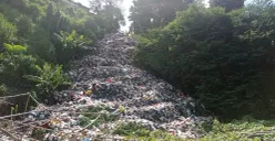 Tumpukan sampah di wilayah RW02, Desa Gudang Kahuripan, Kecamatan Lembang, Kabupaten Bandung Barat, Selasa, 7 Januari 2025. (Sumber: Poskota/Gatot Poedji Utomo)